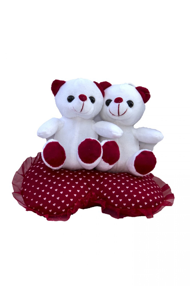 Peluche di San Valentino coppia di orsetti seduti su cuscino a forma di cuore rosso a pois bianchi